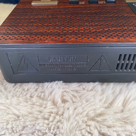 Vintage Lloyd’s AM/FM Dual Alarm Clock Woodgrain - Picture 12 of 12